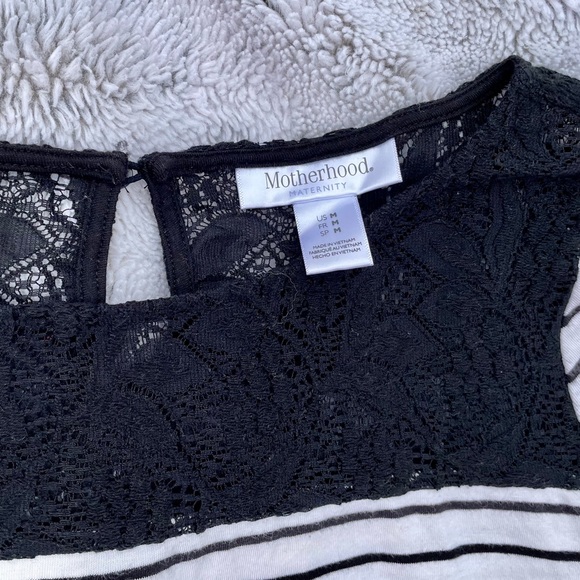 Motherhood Maternity side ruched lace top tee - Picture 10 of 13